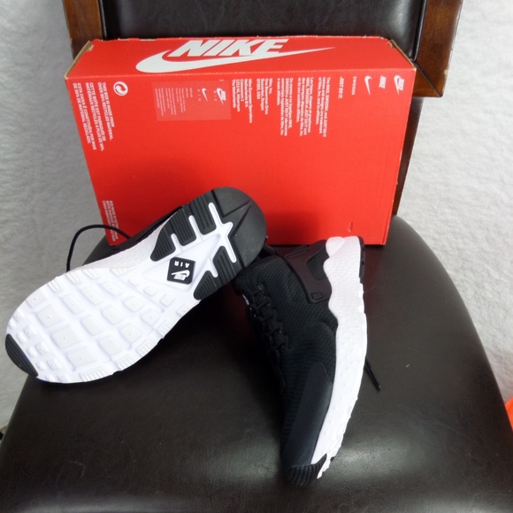 NIKE W AIR HUARACHE RUN ULTRA BLACK & WHITE 7.5 - Picture 7 of 8